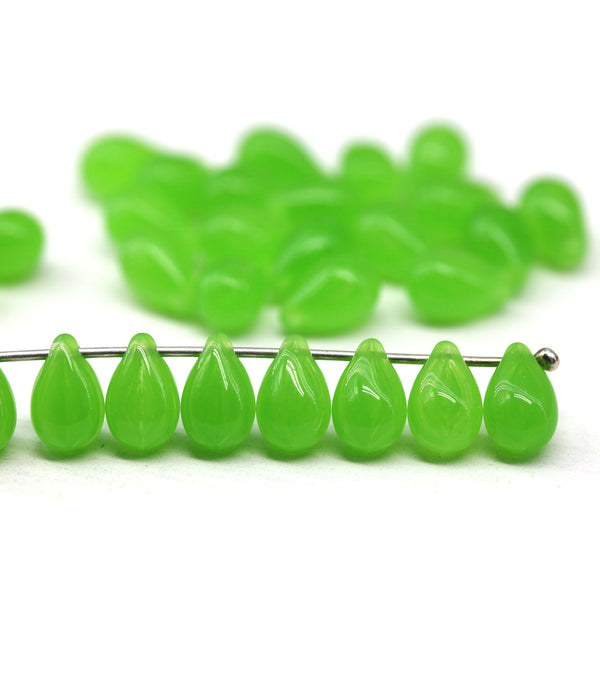 6x9mm Bright green czech glass teardrop beads - 30pc