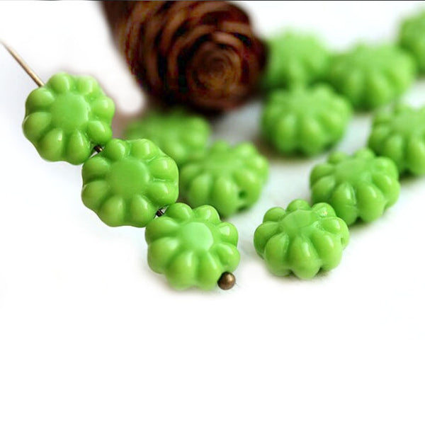 9mm Opaque green Czech glass daisy flower beads 20pc