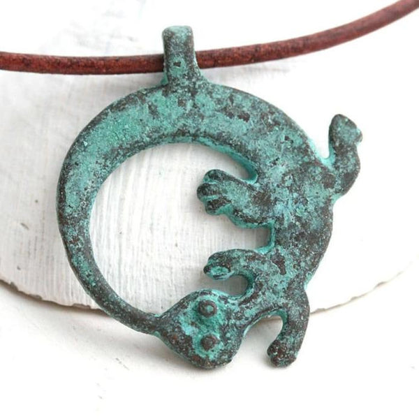 Lizard pendant Green patina Gecko