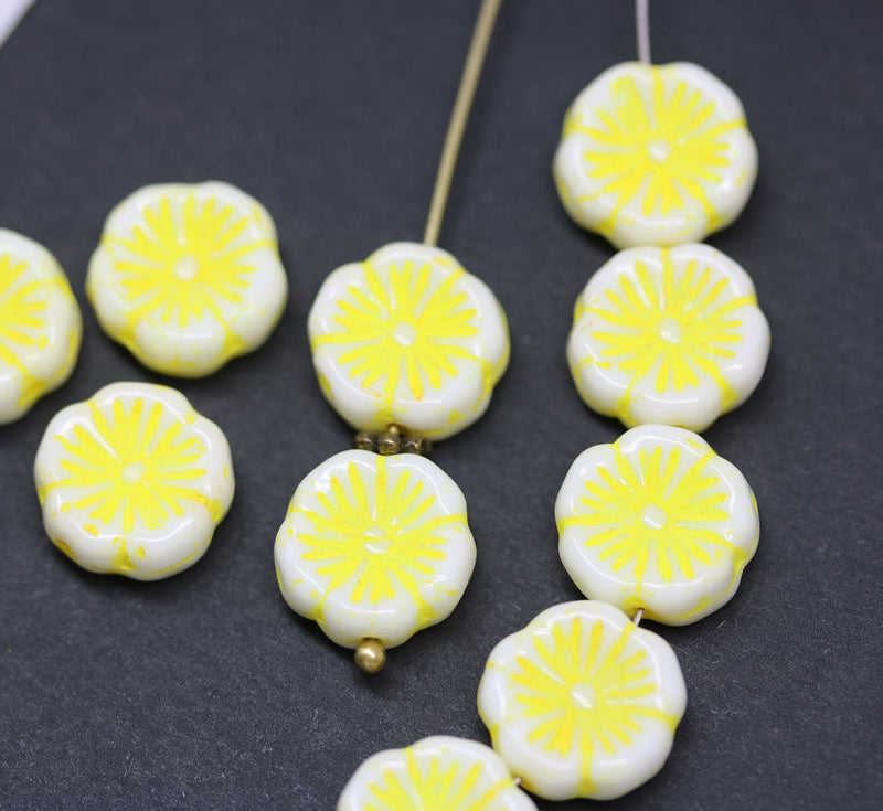 12mm White yellow Pansy flower beads, Czech glass Yellow daisy Hawaiian flower 10pc