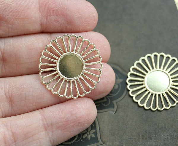 2pc Golden tone Filigree Round Cameo setting 25mm, Raw brass