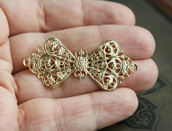 1pc Golden tone Filigree Bow oval setting 46mm, Raw brass